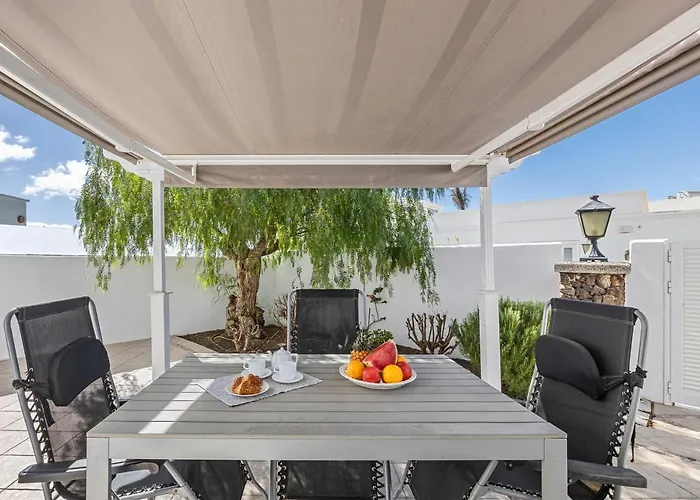 Peaceful Private Terrace & Views فيلة