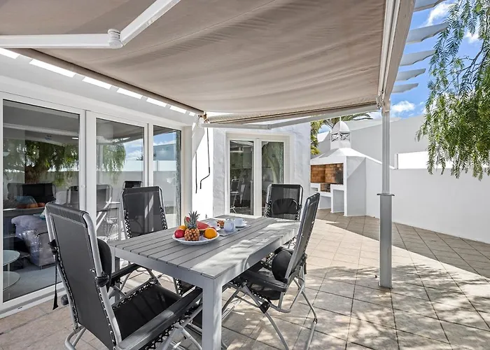 Peaceful Private Terrace & Views فيلة